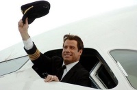 El actor llevó ayuda en su propio avión personal piloteado por él